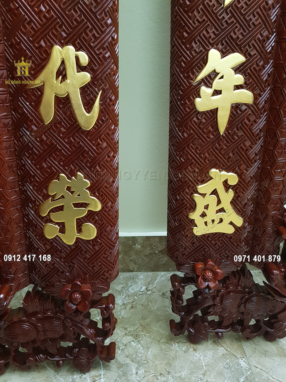 Đ&ocirc;i c&acirc;u đối thường được treo hai b&ecirc;n bức ho&agrave;nh phi tr&ecirc;n cột gỗ trong gian thờ hoặc tr&ecirc;n tường